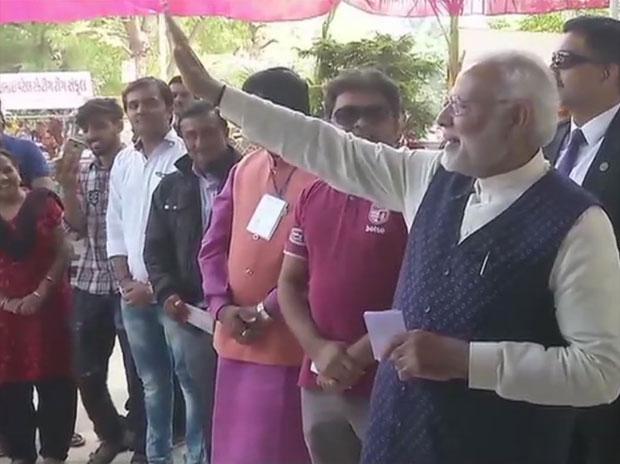BJP crosses 100-mark in Gujarat, set to form Govt BJP crosses 100-mark in Gujarat, set to form Govt