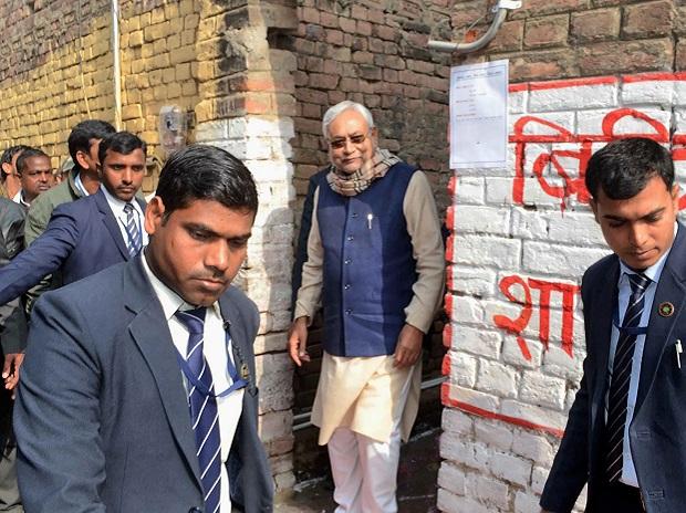 Angry Dalit villagers attack Nitish's convoy Angry Dalit villagers attack Nitish's convoy