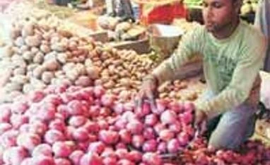 Govt hopes onion prices will ease within a week
