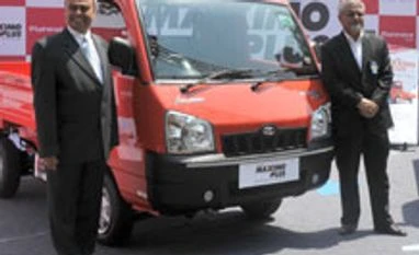 M&M to launch electric sedan, mini truck by Feb Mahindra to commercially launch electric Verito, Maximmo by February.