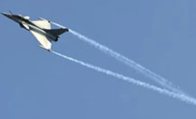 Rafale in storm clouds, Parrikar says IAF can make do with Sukhoi-30s