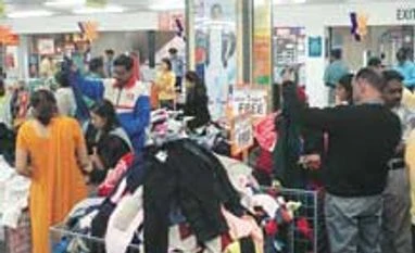 Men shop for apparel brands impulsively, ads ineffective