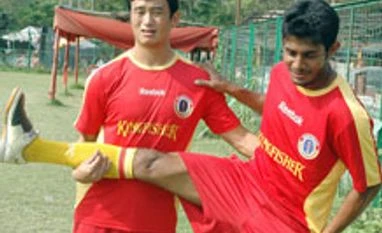 Football clubs may cut renewal contracts of players after Saradha scam East Bengal, football club