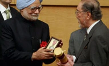 <b>Japan Diary | </b> PM hands out Padma Shri to Japanese scholar Manmohan Singh,Noburu Karashima,Padma Shri