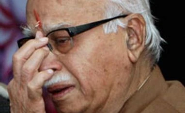 Advani meets RSS chief