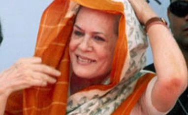 Sonia lays foundation stone of AIIMS in Rae Bareli