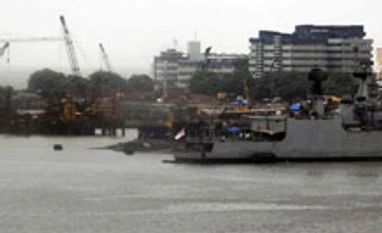 Submarine tragedy: Divers struggle to locate 18 personnel on