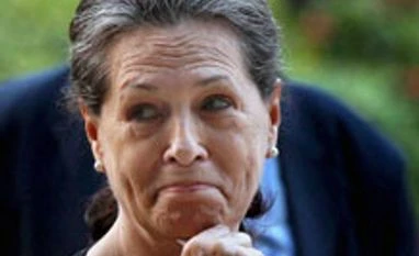 CIC issues notice to Sonia for not responding to RTI plea