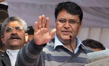 Expelled AAP MLA threatens to pull down Delhi govt