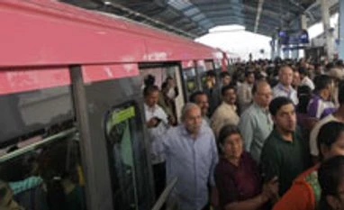 Mumbaikars turn in a large number for maiden mono rail ride