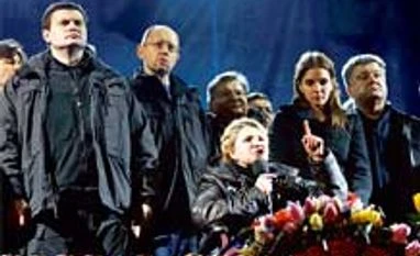Ukraine parliament ousts Yanukovich, Tymoshenko freed