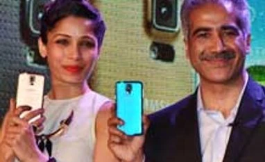 First Impression: Samsung Galaxy S5 Frieda Pinto and Vineet Taneja