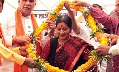 Congress mounts pressure on govt to sack Sushma, Raje