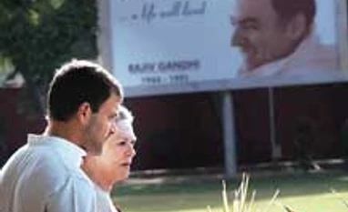 Sonia says Rahul natural choice for liberals