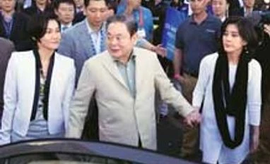 For Samsung heirs, little choice but to grin and bear likely $6-billion tax bill amsung Electronics Chairman Lee Kun-hee, with daughters Lee Boo-jin (right) and Lee Seo-hyun