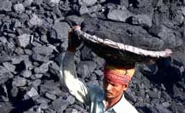 Govt sets 68 mn tonne output target for captive coal mines in FY15