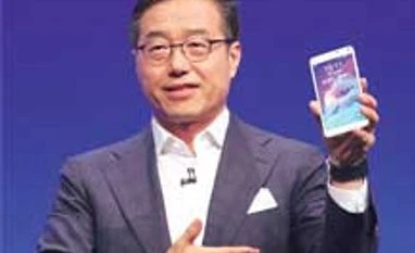 Samsung unveils Galaxy Note 4 with extras but no breakaway features Samsung President D J Lee presents the Galaxy Note 4