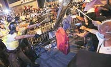 Hong Kong street clashes erupt despite imminent talks