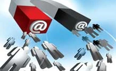 Traditional retail staffers rush to join online bandwagon