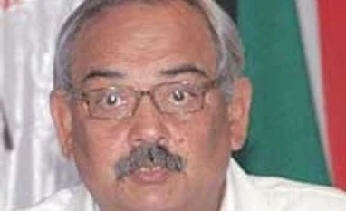 Finance secretary says doesn't want to curb RBI's powers