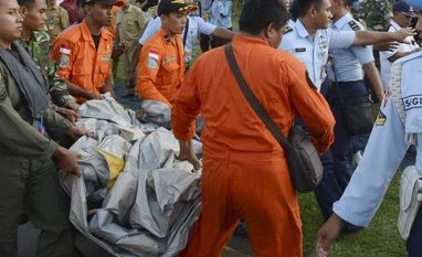 AirAsia crash: Another body, 5th object found amid bad weather