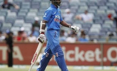 England through to tri-series final after 3-wicket win over India