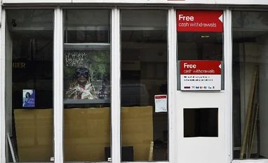 HSBC profit leaps as drop in fines counters Asia slowdown Workers carry out maintenance at a 'hole in the wall' cash dispenser at a branch of HSBC in London