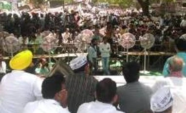 Raj farmer commits suicide at AAP rally; Kejriwal blames Delhi Police