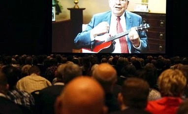 Warren Buffett denies that Berkshire Hathaway 'too big to fail'