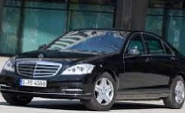 Mercedes boots robots from the production line Mercedes boots robots from the production line