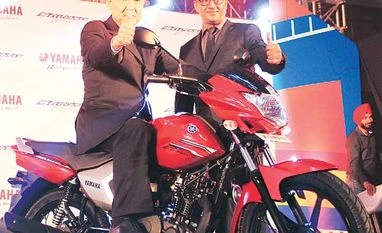 Yamaha to recall 902 units of YZF-R3 in India to fix clutch Yamaha India MD Masaki Asano (on the bike) with Roy Kurian, VP (sales & marketing), at the launch of Saluto