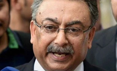 Degree row: Irani in the dock; Congress, AAP demand her sacking Anil Soni