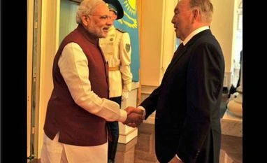 Gold dips below 26,000-mark on global cues