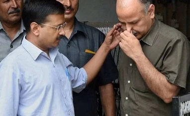 Kejriwal assures government job to Akshay Singh's sister Vyapam, Arvind Kejriwal, Akshay Singh, Manish Sisodia