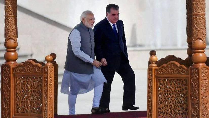 Prime Minister Narendra Modi with Tajikistan President Emomali Rahmon during the welcome ceremony in Dushanbe, Tajikistan