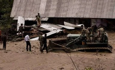 Cloudbursts leave four dead in Kashmir Cloud burst, Sonamarg