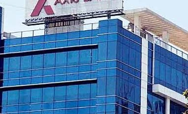 Axis Bank cuts MCLR by 15 basis points to 8.95% Axis Bank cuts MCLR by 15 basis points to 8.95%