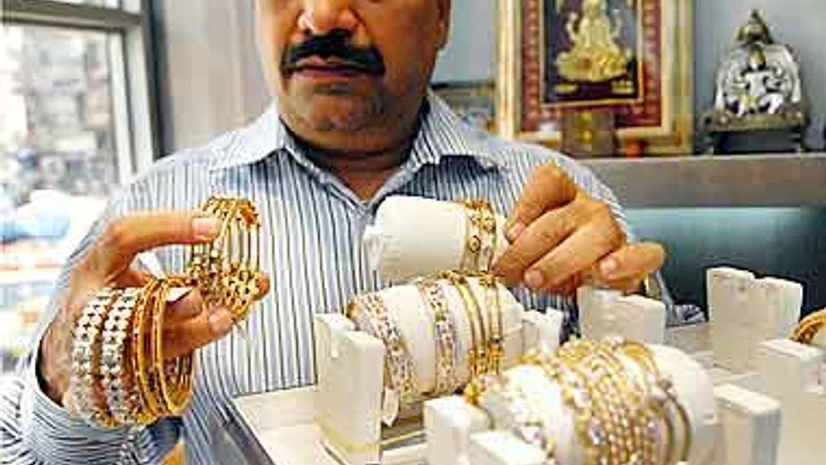 I-T raid on half-a-dozen jewellers at Zaveri Bazaar I-T raid on half-a-dozen jewellers at Zaveri Bazaar