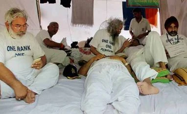 All you need to know about OROP Ex-servicemen on fast-unto-death over One Rank One Pension issue, at Jantar Mantar in New Delhi on Thursday, 27 August 2015 <b>Picture by PTI</b>