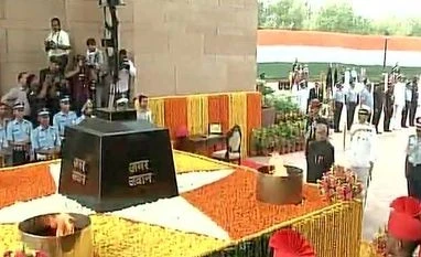 President Mukherjee pays tribute to soldiers on 50th anniversary of 1965 war President Pranab Mukherjee pays tribute at Amar Jawan Jyoti to commemorate 50th anniversary of 1965 Indo-Pak war (Photo: ANI)