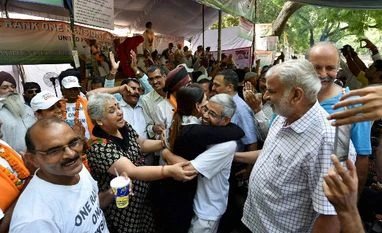 OROP: Hunger strike called off, agitation continues Ex-servicemen celebrate after breaking their fast to withdraw their hunger strike following government's decision to implement 'One Rank One Pension' (OROP) scheme, at Jantar Mantar in New Delhi