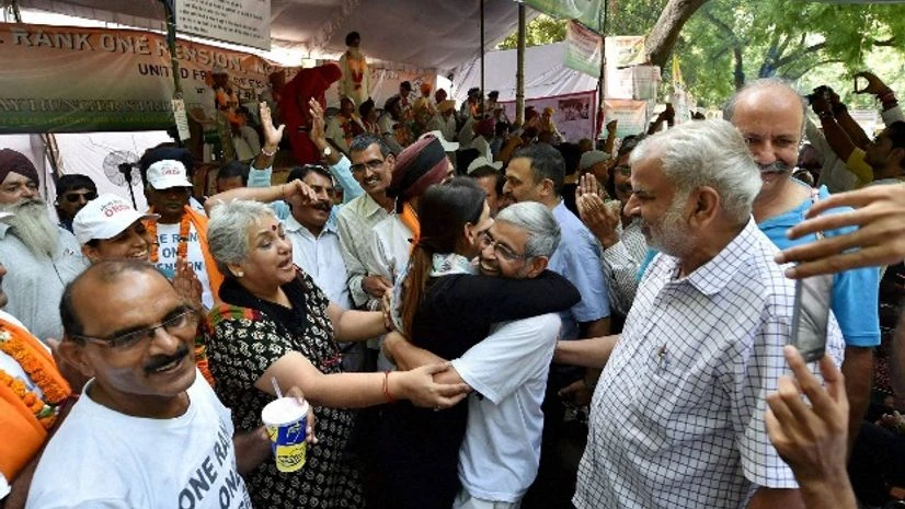 Ex-servicemen celebrate after breaking their fast to withdraw their hunger strike following government's decision to implement 'One Rank One Pension' (OROP) scheme, at Jantar Mantar in New Delhi Ex-servicemen celebrate after breaking their fast to withdraw their hunger strike following government's decision to implement 'One Rank One Pension' (OROP) scheme, at Jantar Mantar in New Delhi
