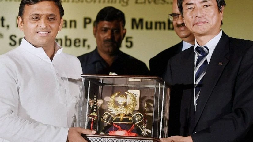 Uttar Pradesh Chief Minister Akhilesh Yadav is presented a memento by a representative of Toshiba during the Investors Conclave in Mumbai Uttar Pradesh Chief Minister Akhilesh Yadav is presented a memento by a representative of Toshiba during the Investors Conclave in Mumbai