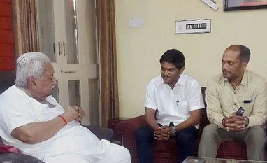 Quota row:Hardik renames 'reverse Dandi Yatra' as 'Ekta Yatra' Patidaar Anamat Anandolan Samiti (PAAS) convener Hardik Patel meets former CM of Gujarat Keshubhai Patel in Gandhinagar
