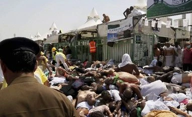 Hajj stampede: Death toll of Indians crosses 100 Muslim pilgrims and first responders gather around bodies of people crushed in Mina, Saudi Arabia during the annual Hajj pilgrimage