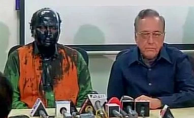 Shiv Sena likens Sudheendra Kulkarni to Ajmal Kasab, slams Devendra Fadnavis Sudheendra Kulkarni & Former Pak Foreign Minister Khurshid Mahmud Kasuri (Photo: ANI)