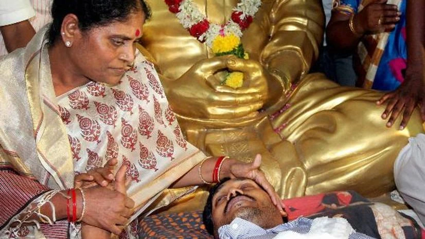 YSRC President YS Jaganmohan Reddy with his mother Vijaya Lakshmi during the indefinite fast demanding special status to Andhra Pradesh, at Guntur near Vijayawada on Monday Y S Jaganmohan Reddy