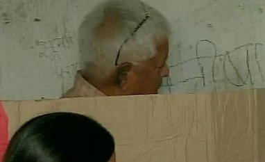 Bihar elections: 9% voter turnout recorded till 9 am RJD Chief Lalu Prasad Yadav casts his vote in Patna (Photo: ANI)