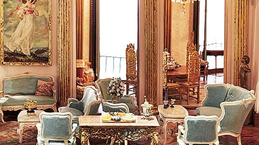 The salon with the postage-size reproduction of the "Pinkie" The salon with the postage-size reproduction of the "Pinkie"