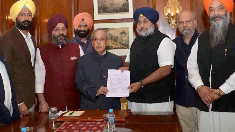 President Pranab Mukherjee receiving a memorandum from a Shiromani Akali Dal delegation led by Sukhbir Singh Badal, Deputy Chief Mininster of Punjab, at Rashtrapati Bhavan in New Delhi President Pranab Mukherjee receiving a memorandum from a Shiromani Akali Dal delegation led by Sukhbir Singh Badal, Deputy Chief Mininster of Punjab, at Rashtrapati Bhavan in New Delhi